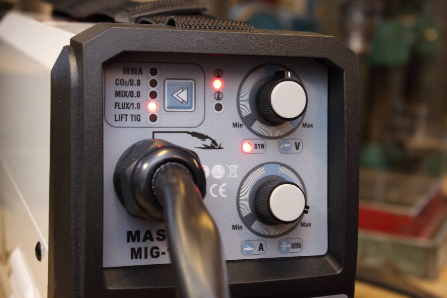 Mastroweld MIG 1601 hegesztőgép kezelőfelület - szinergikus vezérlés